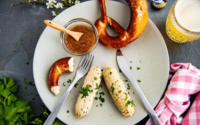 So sehen die veganen "Weißvürste" der Fleischloserei aus.