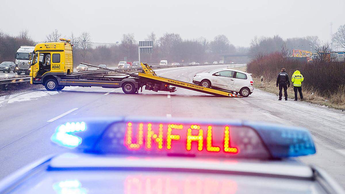 Blitzeis bringt Autos und Fußgänger reihenweise ins Rutschen