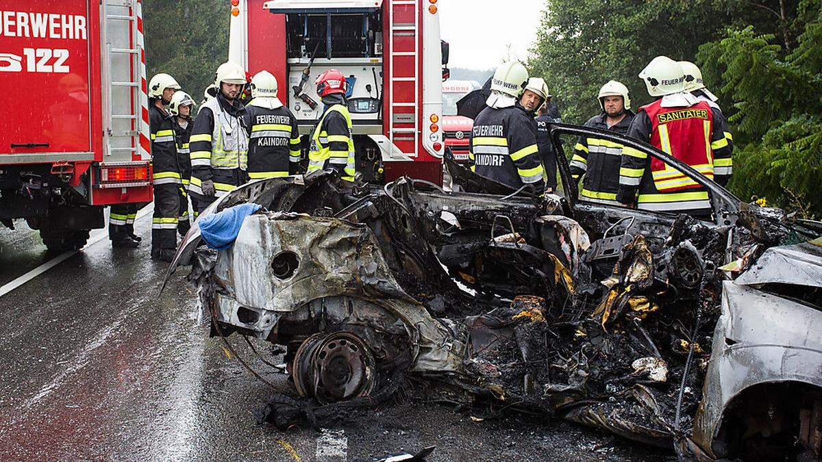 Drei junge Menschen kamen im August bei einem Unfall auf der B 54 ums Leben, zwei Personen wurden schwer verletzt