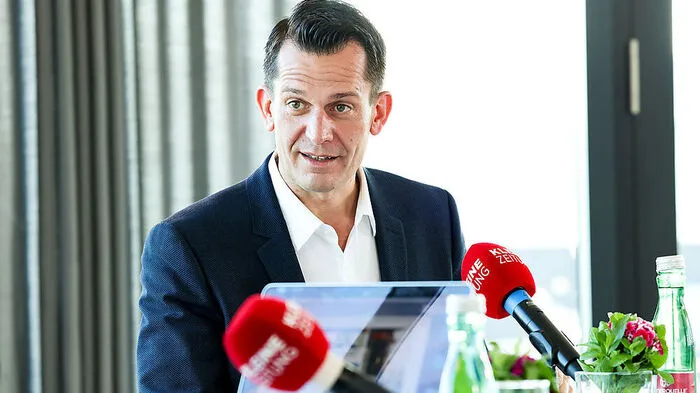 Die Maske wird bleiben, auch wenn Impfung und Grüner Pass kommen, sagt Wolfgang Mückstein im Live-Talk
