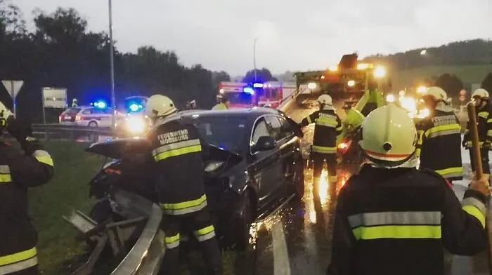 Feuerwehr und Straßenmeisterei waren bei den Bergearbeiten im Einsatz