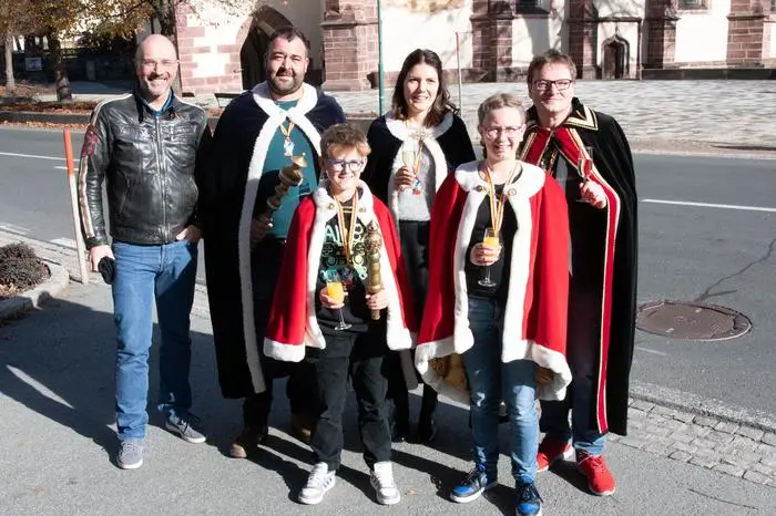 vlnr. Bürgermeister Josef Zoppoth, PrinzKai Buchacher, Kinderprinz Niklas Kundert, Prinzessin Christina Patterer, Kinderprinzessin Vanessa Unterweger, Präsient Günther Schreibmayer