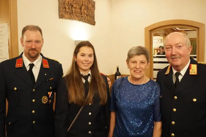 von links: Kommandant Michael Kainz, Viktoria Praßnig-Kontsch von der FF St. Stefan, Rosemarie Weißhaupt und Bezirkskommandant Wolfgang Weißhaupt