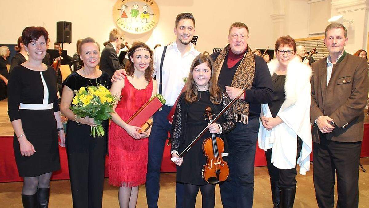 Petra Glanzer, Inge Jacobsen, Anna Knott, Jamie Kohn, Alexa Kari, Josef Jury, Heidi Penker und Bezirkshauptmann Klaus Brandner