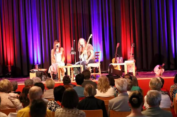 „Die Scheibe, die es neben CD auch als Vinyl-LP gibt, enthält einen bunten Mix aus Songs im Gospel-, Folk- und Bluesstil mit tiefgehenden Texten“, sagte das finnisch-kärntnerische Paar aus Gradenegg bei Liebenfels unisono. 