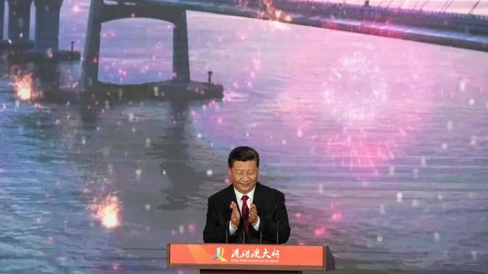 Chinas Staats-und Parteichef Xi Jinping eröffnee höchstpersönlich die nach Angaben des Landes längste Meeresbrücke der Welt.