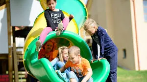 Kinder haben ihre Freude am Spielplatz beim JUFA Hotel Neutal