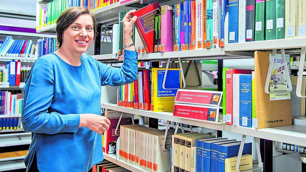 Karin Gugitscher ist wissenschaftliche Mitarbeiterin an der Universität Graz. Ihre Forschungsschwerpunkte liegen unter anderem im Bereich Bildungs­forschung und Erwachsenenbildung. Für ihre Master­these erhielt sie 2013 den ­Ludo-Hartmann- Preis