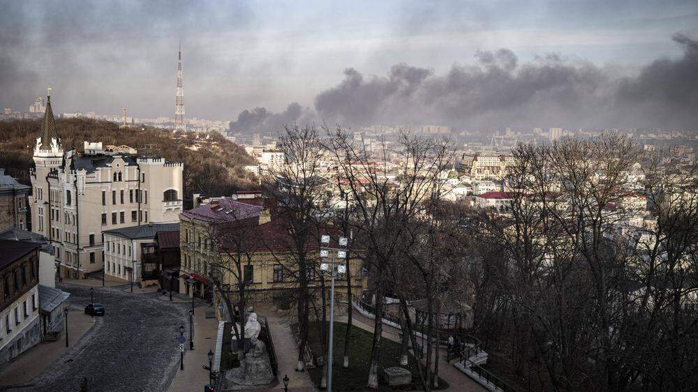 Immer wieder treffen die Luftangriffe auch Kiew