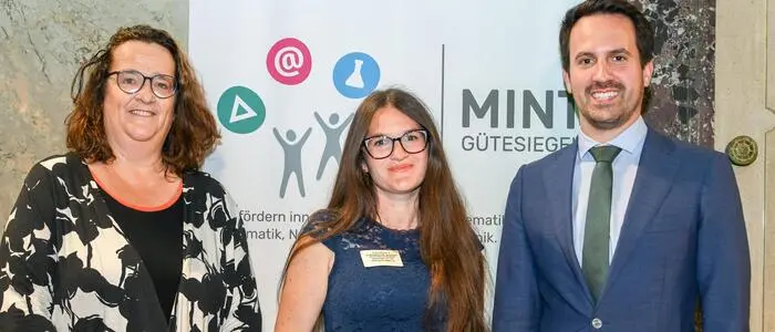 Kindergarten-Leiterin Barbara Inschlag mit dem MINT-Gütesiegel