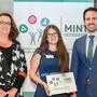 Kindergarten-Leiterin Barbara Inschlag mit dem MINT-Gütesiegel