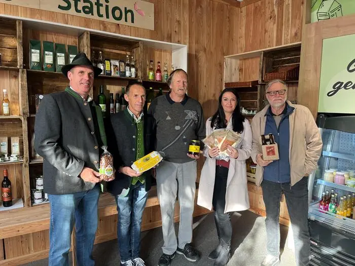 Vor dem neuen Moaktbus: Fahrer Gottfried Heinz, Projektleiter Stephan Pessl und Entwickler Gernot Tändler