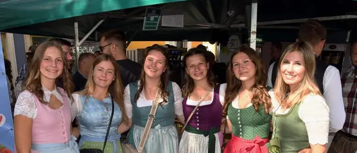 Auch für diese Damen gehört das Marktfest in Weißkirchen einfach dazu