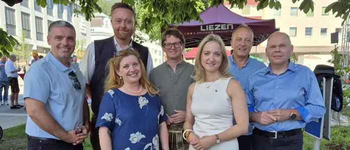 Bürgermeisterin Andrea Heinrich (vorne links) mit LAbg. Eva Kroismayr-Baier, Christian Hollinger (Geschäftsführer Wirtschaftskammer Ennstal/Salzkammergut), NAbg. Mario Lindner, Vizebürgermeister Albert Krug, LAbg. Armin Forstner und Bezirkshauptmann Nico Groger