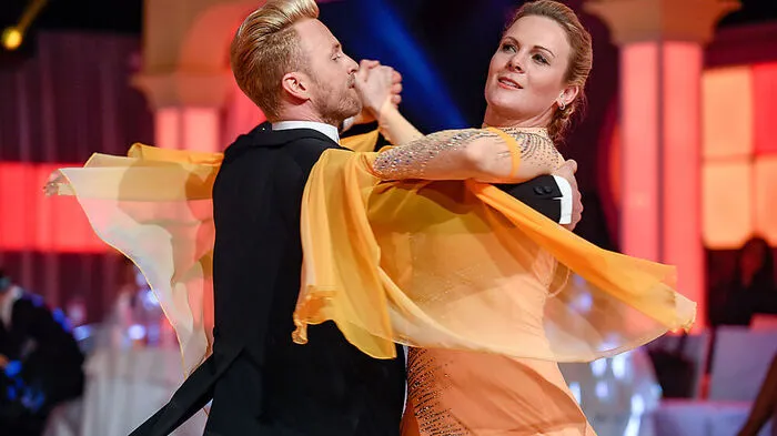 Ex-Skiprofi Niki Hosp und Willi Gabalier tanzten einen Quickstepp zur Nummer "Nah Neh Nah"