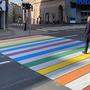 Schutzwege in Regenbogenfarben tauchen seit einigen Jahren in Städten weltweit auf (hier Wien), als Zeichen für die  LGBTIQ-Szene