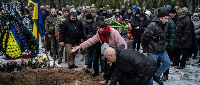 Zehntausende Soldaten sind im Krieg gefallen: ein Bild einer Beisetzung aus Kiew vom 29. November