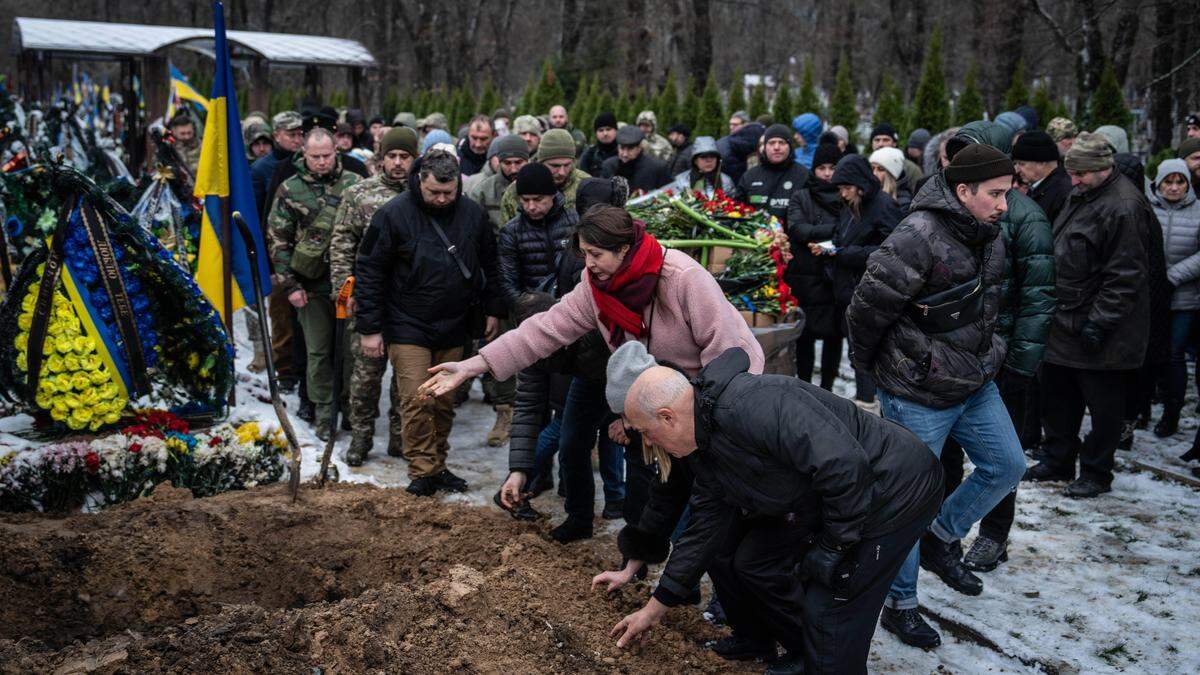 Zehntausende Soldaten sind im Krieg gefallen: ein Bild einer Beisetzung aus Kiew vom 29. November