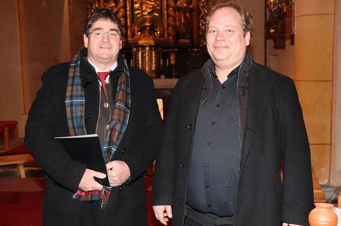 Die beiden Chorleiter Heinrich Leeb und Andreas Schulz (von links) freuten sich über einen stimmungsvollen Abend.