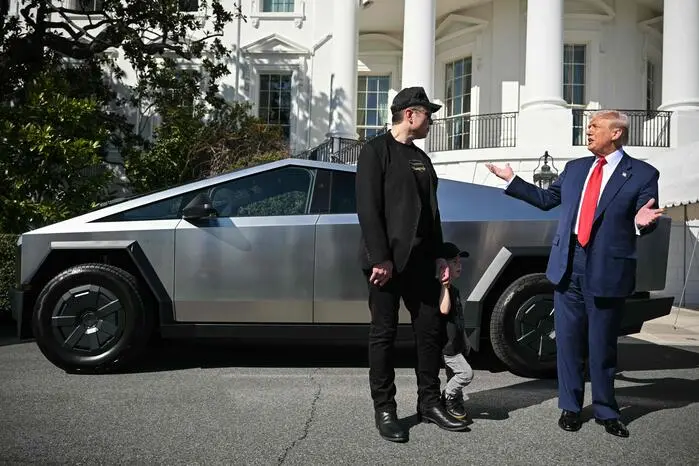 Musk betonte, er wolle sich wieder mehr seinen Firmen widmen, darunter der Autobauer Tesla und das Raumfahrtunternehmen SpaceX.
