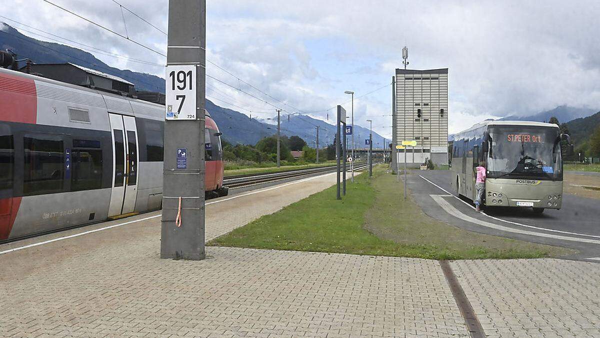 Am Bahnhof Rothenthurn müssen Schüler aus Olsach, Rothenthurn und Molzbichl in den Zug