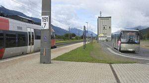 Am Bahnhof Rothenthurn müssen Schüler aus Olsach, Rothenthurn und Molzbichl in den Zug