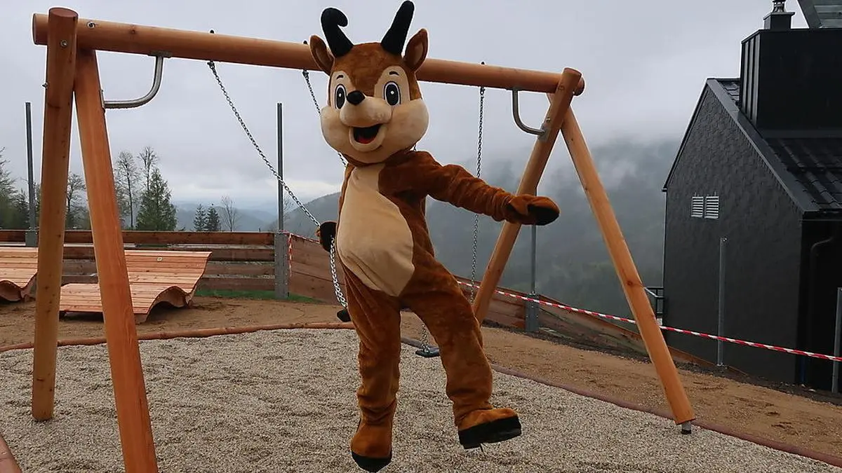 Maskottchen Bertl hat sichtlich Spaß