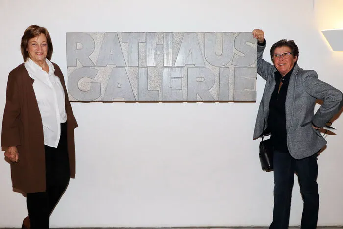 Die Ausstellung wird anschließend von Montag bis Freitag im Rathausinnenhof zugänglich sein.  