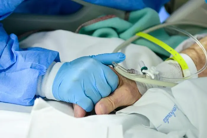 Dabei handelte es sich um einen 38-jährigen Manager, der 20 Tage im Koma verbrachte. Er hatte keinerlei Kontakte nach China gehabt, und bis heute ist unklar, wie er sich mit dem Coronavirus angesteckt haben könnte.