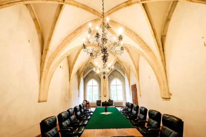 Das Kapellenzimmer wird derzeit als Besprechungsraum genutzt. Darunter befindet sich der untere Teil der gotischen Kapelle. Hier soll der Boden (also die Zwischendecke der Kapelle) weggerissen werden und so die alte Kapelle wieder zu einem großen Raum werden. Dieser soll für Veranstaltungen genutzt werden