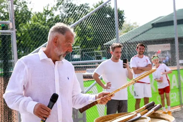Thomas Muster findet seinen zweiten Tennisschläger wieder. 