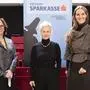 Angelica Ladurner (Mitte) mit Gabriele Semmelrock-Werzer (Vorstandsdirektorin Kärntner Sparkasse, l.) und Andrea Samonigg-Mahrer, Präsidentin der Komödienspiele Porcia (r.)