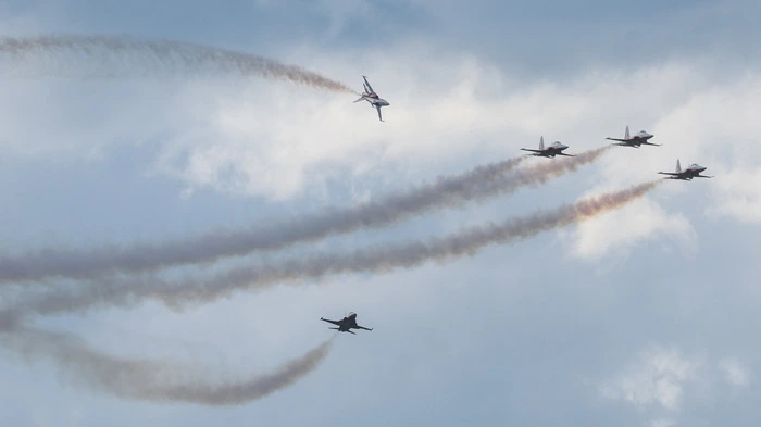 Bild zeigt Flugzeug, Flieger, Patrouille Suisse,