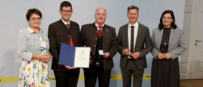 Fünf Menschen stehen nebeneinander