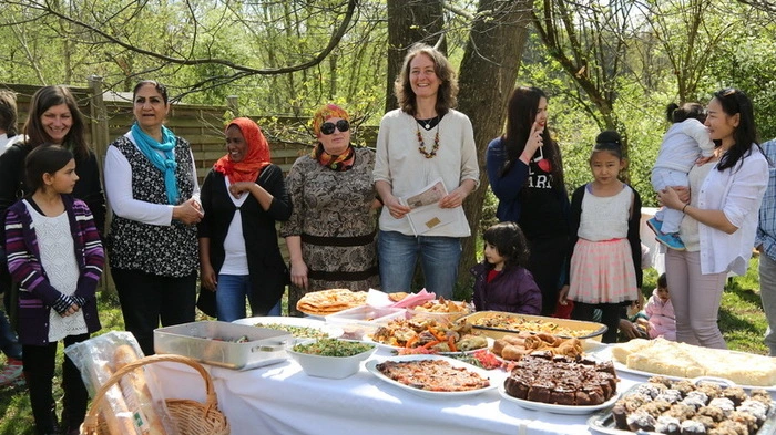 Ein internationales Büffet gab es bei einem kleinen Fest zum Spatenstich des Gemeinschaftsgartens der Plattform „Willkommenskultur“ in Mureck.