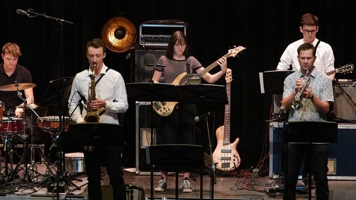 Zurück auf der Konzertbühne präsentierten sich Schülerinnen und Schüler der Musikschule Weiz mit Jazzensembles...