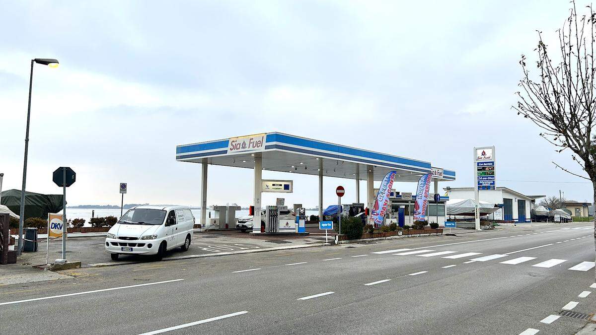 Der verletzte Mann wurde von seinen „Kollegen“ bei der Tankstelle liegengelassen