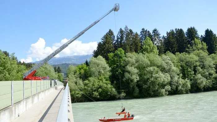 Ein PKW-Unfall auf der Brücke zur Zufahrt der Mülldeponie bei Amlach (Gemeinde Spittal) war Annahme einer großen Bezirkswasserdienstübung der Feuerwehren des Bezirkes Spittal. Mehrere Personen und Fässer unbekannten Inhalts sollten dabei in die Drau gestürzt sein, so die Vorgabe.