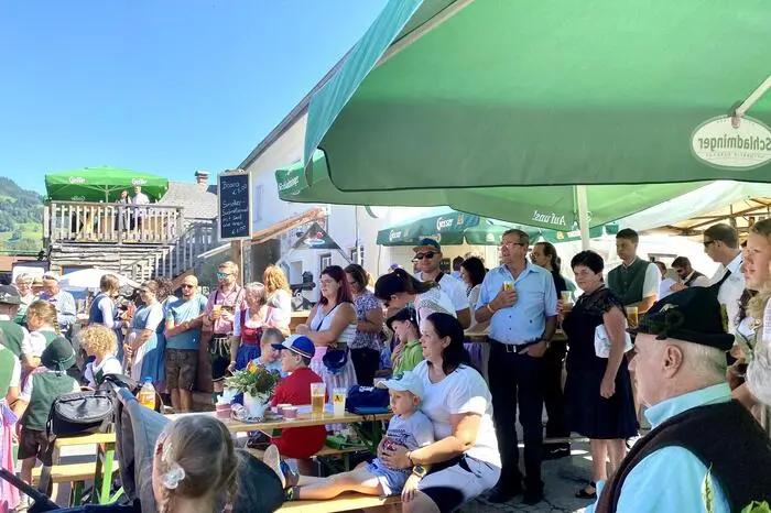 Bürgermeister Franz Danklmaier stand schon um 12.30 Uhr in den Startlöchern, der Bieranstich ließ zu diesem Zeitpunkt nicht mehr lange auf sich warten