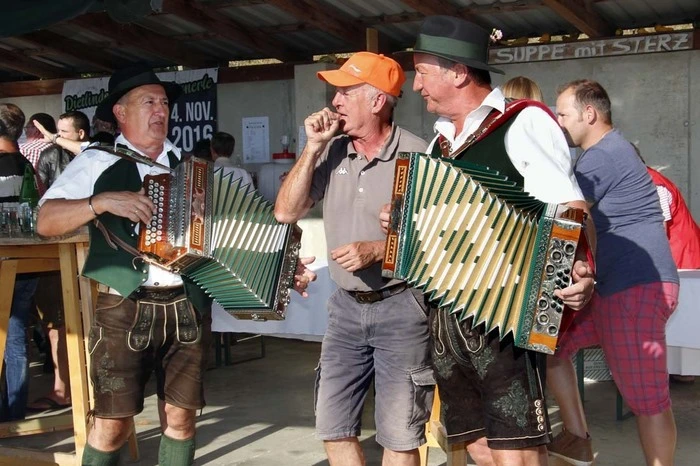 ...und uriger Musik auf einer Gourmetmeile an.