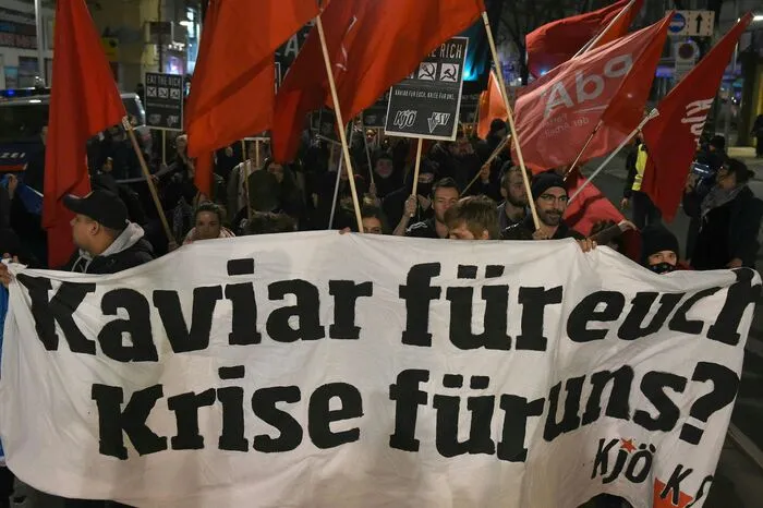 Das kapitalistische System habe eine Welt geschaffen, in der die acht reichsten soviel besitzen wie die ärmsten 50 Prozent, hieß es bei der Auftaktkundgebung.