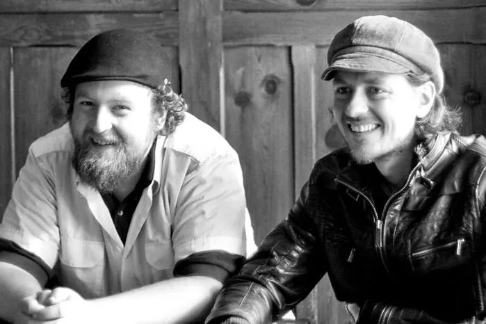 Schauspieler und FM4-Moderator Roland Gratzer, sein Bruder Georg ein international tätiger und anerkannter Musiker – würden sie es schaffen, den traditionsreichen Angerer Frühling weiterzuführen? Ja, und mehr. Sie entwickelten ab 2011 mit dem KOMM.ST ein aufregendes zeitgenössisches Kunst-Festival in der Oststeiermark. Ihre Fans brachten ihnen nun den Sieg.