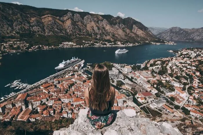 Kotor, Montenegro. Umgeben von einer mediterranen Berglandschaft, liegt die Hafenstadt Kotor in Montenegro wie ein goldener Schatz in einer malerischen Bucht. Ihre Altstadt zeichnet sich besonders durch ihre mittelalterliche Architektur und die verwinkelten Straßen aus. In der Vergangenheit war Kotor vieles: Handelshafen, Marinestützpunkt und sogar mal das Versteck von gemein-gefährlichen Piraten! Trotz der abstrusen Geschichte zeigt sich Kotor heute von seiner besten Seite.Wer diese Eindrücke mit seiner Familie teilen will, kann auch eine ganz besondere Postkarte nachhause schicken.