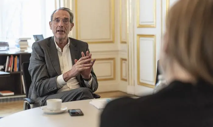 Heinz Faßmann beim Gespräch mit Redakteurin Veronika Dolna. 