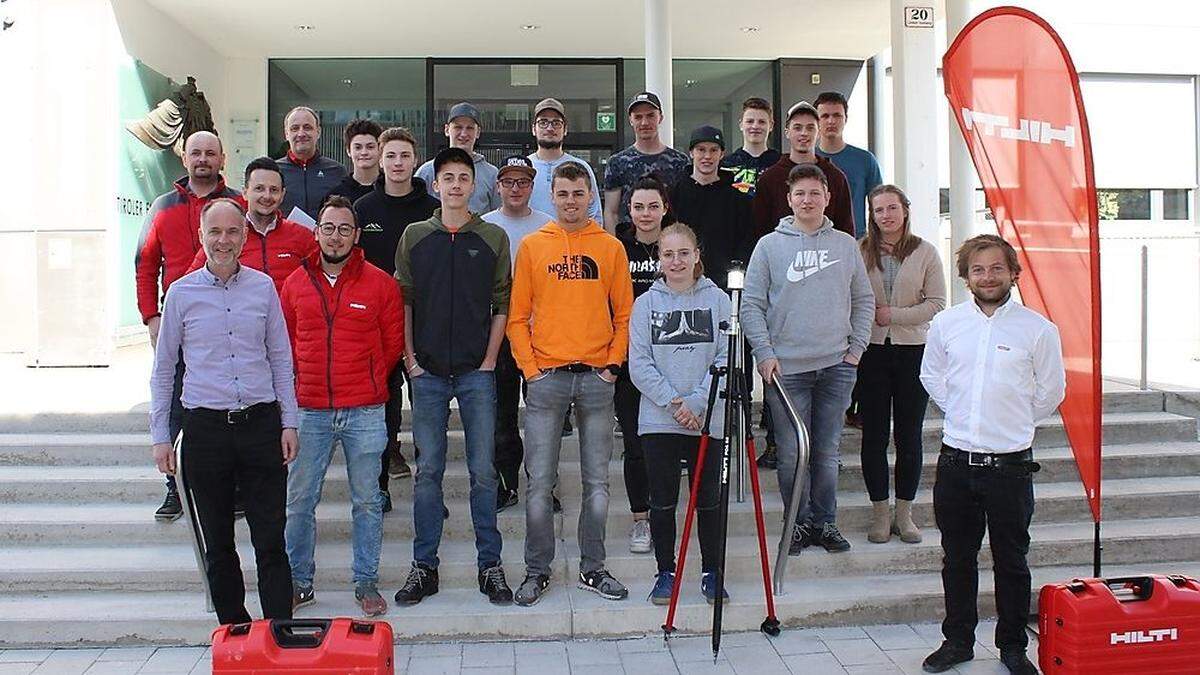 16 Tischlerinnen und Tischler der zweiten Fachklasse mit den Fachlehrern Kollnig Reinhold und Holzer Anton mit vier Trainers der Firma Hilti