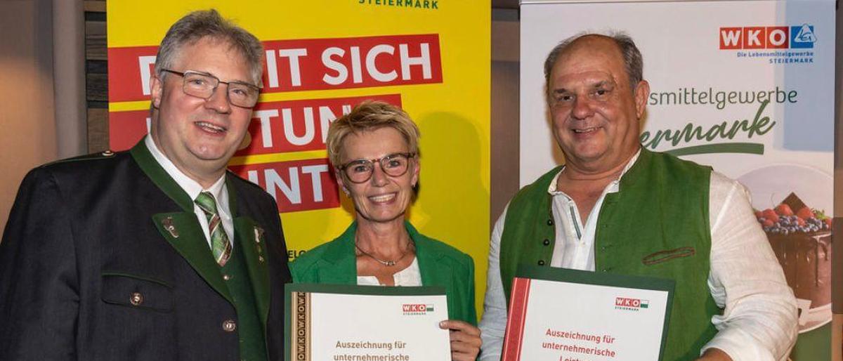 Alfred Schmid (rechts) wurde von der Wirtschaftskammer für seine 25-jährige Leitung der Bäckerei Schmid ausgezeichnet