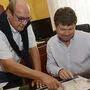 Projektentwickler Andreas Kulmitzer erläutert Bürgermeister Gerhard Pirih seine pläne für den bauMax-Standort
