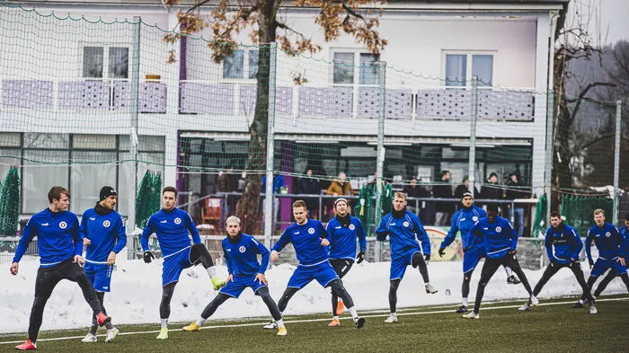 Klicken Sie sich durch die besten Schnappschüsse des Trainingsauftakts!