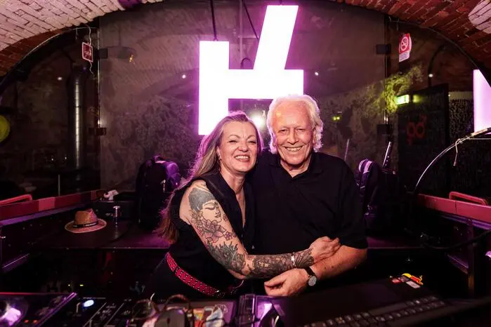 ... an den Turntables stand eine echte Grazer DJ-Legende: Peter Wurzinger. 