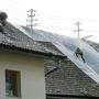 In den vom Hagelunwetter betroffenen Gemeinden wird mit Hochdruck auf den Dächern gearbeitet - hier Feistritz/Gail, wo jedes Haus beschädigt wurde
